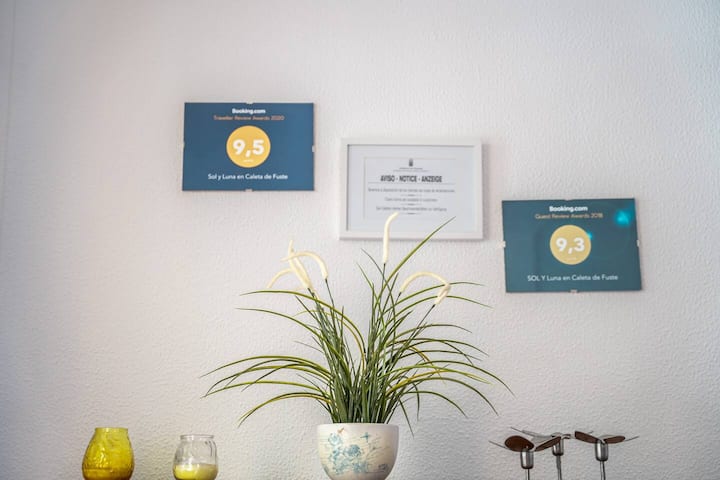 Reconocimientos de Booking a la calidad del alojamiento, junto a un detalle decorativo.
