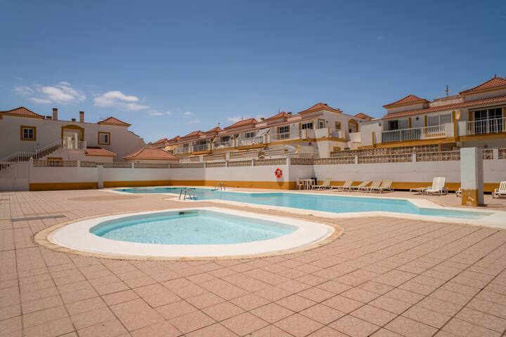 Piscina comunitaria de la urbanización con zona infantil y tumbonas: perfecta para toda la familia.