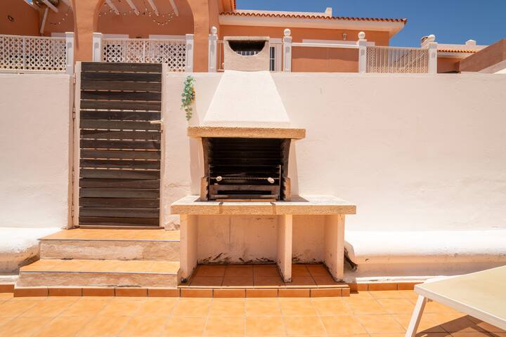 Barbacoa de obra en el patio: el sitio perfecto para preparar una parrillada al sol.