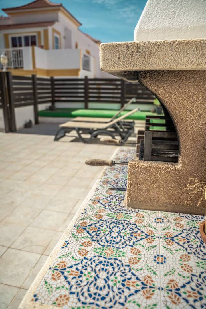 Detalle del exterior de la vivienda con su fachada blanca y cielo azul: la típica estampa isleña.