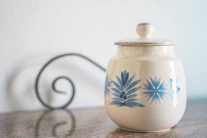 Detalle decorativo con cerámica canaria: pequeños toques que dan calidez a la casa.