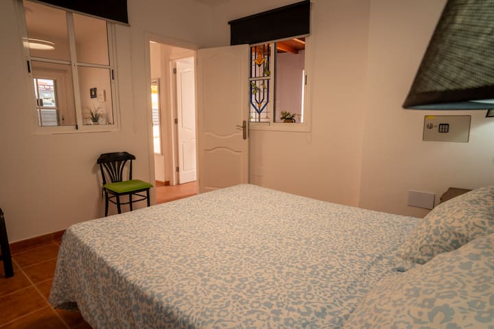 Dormitorio 1 amplio con cama de matrimonio y acceso al pasillo: luminoso y tranquilo.