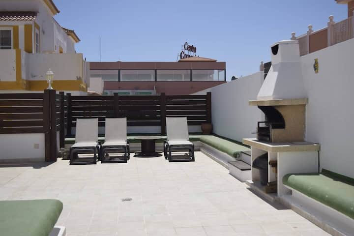 Solárium con tumbonas y barbacoa de obra: comodidad al aire libre durante todo el día.