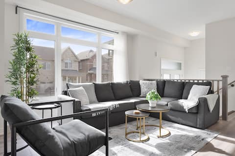 Serene Stays - Pickering (5Beds, 2.5Baths, 4Park)