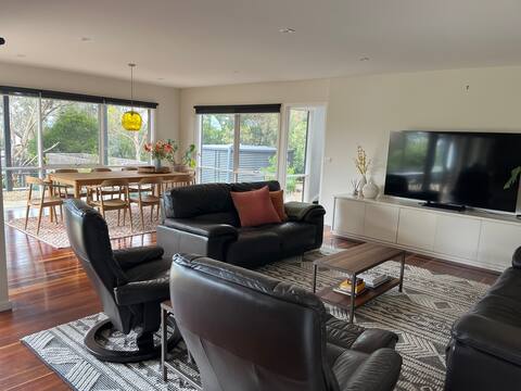 Popular Airbnb listing: Broadbeach Retreat, sleeps up to 12 people in Surf Coast Shire