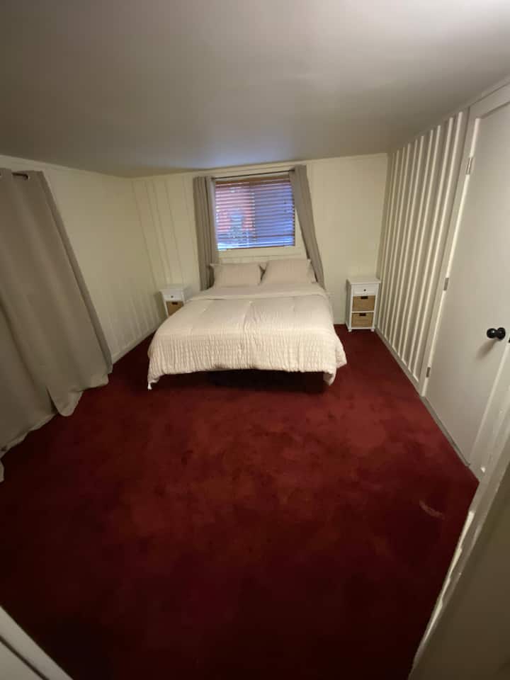 Ampia camera al piano inferiore con letto matrimoniale. 