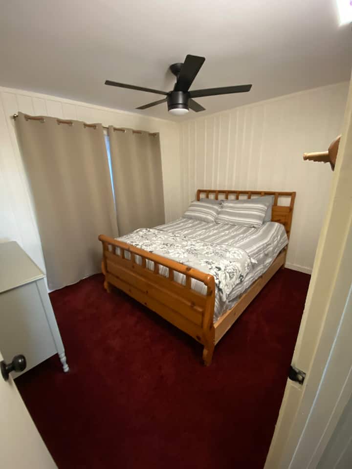 Stanza al piano superiore con letto matrimoniale 