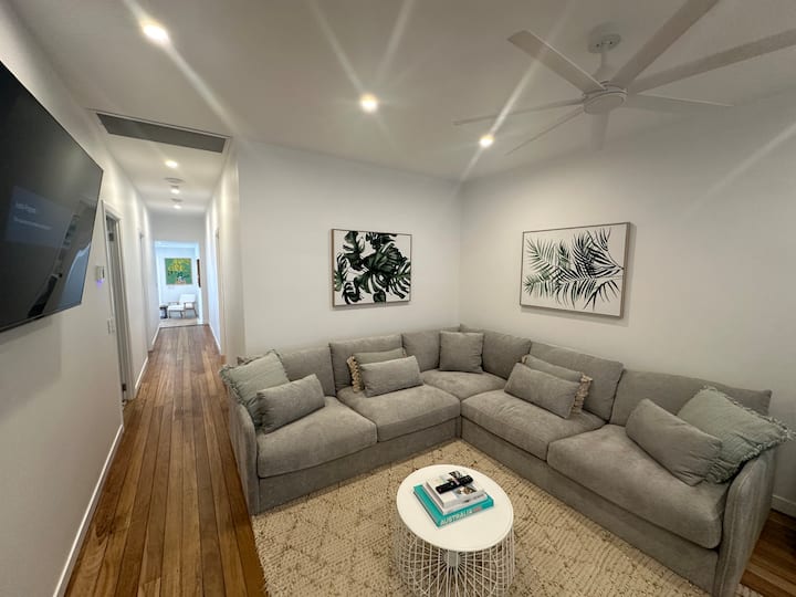 Genoa Beach House - Surfers Paradise - Surfers Paradise