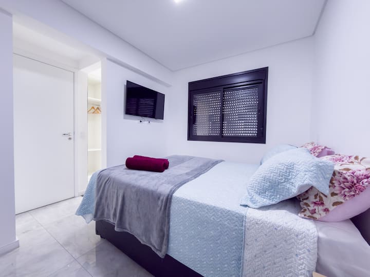 La camera è per una coppia, ma supporta un materasso accanto al letto per il più piccolo, che non dorme lontano dalla madre. Spazioso armadio con grucce, cassetti e diversi scomparti. Integrato con la camera dei bambini, ottimo per le famiglie.