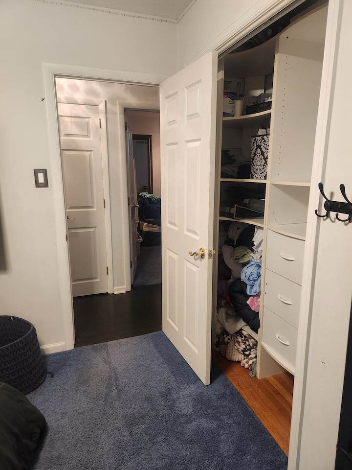 Kjo është dhoma kryesore e gjumit që jepet me qira që ka një krevat të plotë në të dhe mund të flejë 2. Ka depo për rroba, një televizor që ka shumë shërbime transmetimi të lidhura, dritare krejtësisht të reja që kyçen në mënyrë të sigurt, ventilator tavani, shportë rrobash, pasqyrë me gjatësi të plotë.