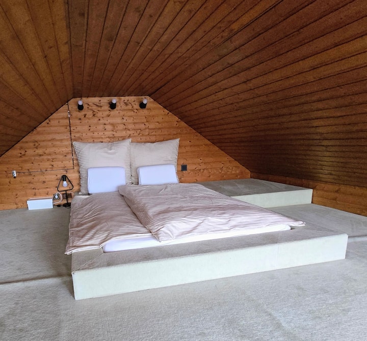 您可以通过楼梯到达此睡眠区。