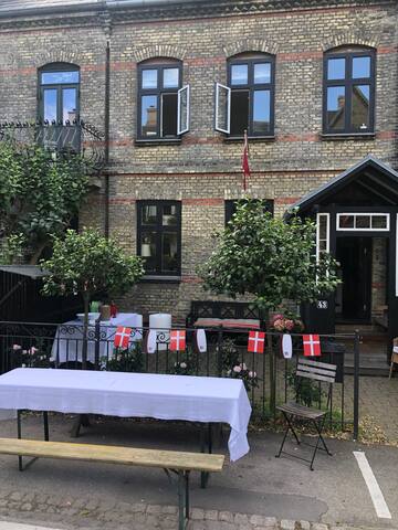 Charming central townhouse with private garden gallery image 3