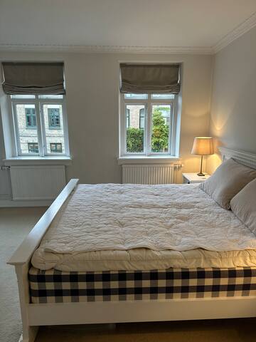 Charming central townhouse with private garden gallery image 5