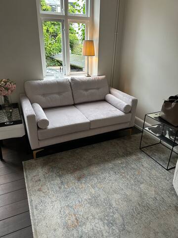 Charming central townhouse with private garden gallery image 4