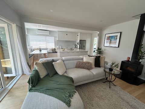 Successful Airbnb property: Modern home with Spa - 1km from the beach! in Auckland