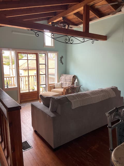 Popular Airbnb listing: The Carriage House in Edgewater