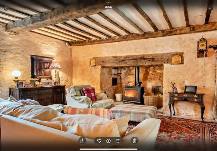 Enchanting Riverside Tudor Manor House - Llandovery
