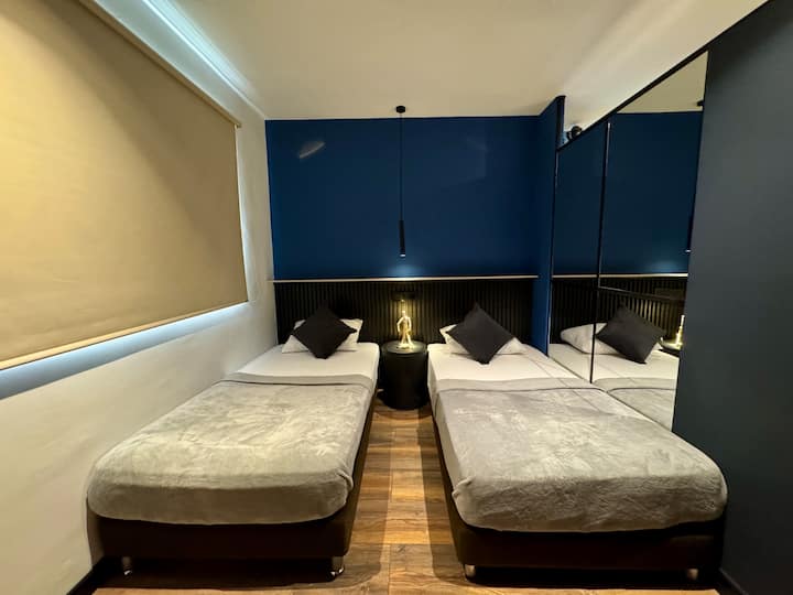 Izba má 2 samostatné postele, šatník, rozsvieti sa a vetrá smerom k okennej fasáde a je zakrytá zatemnením. Klimatizácia je spoločná s izbou, pretože jej rozdelenie nedosahuje na falošnú oblohu, ktorá umožňuje prechod.