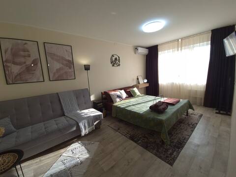 7 minutes to Zhyvchyk beach, promenade/entertainment/restaurants