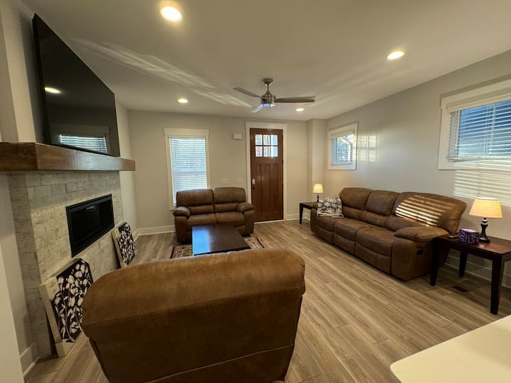 New 4br/ 4ba Pet Friendly House In Downtown Apex - Cary, NC