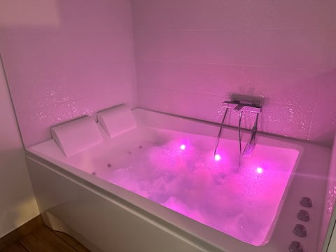 10 minutes from the beaches, 2 bedrooms with Balneotherapy bathtub