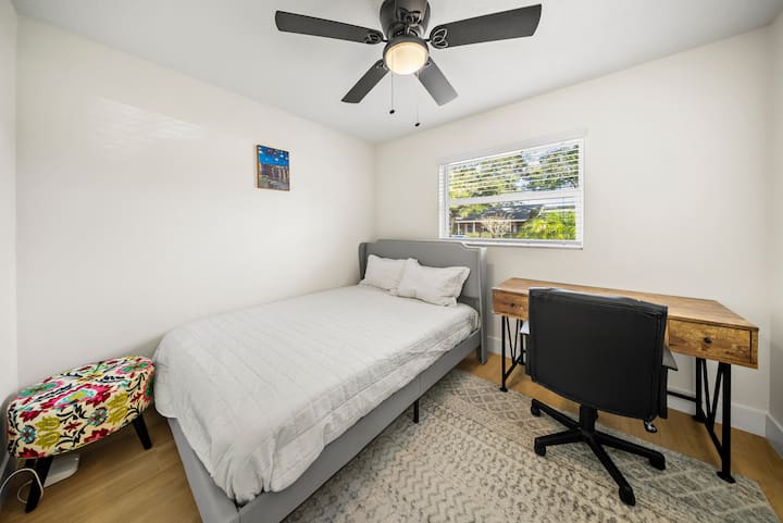 Spavaća soba br. 3 s bračnim krevetom, radnim prostorom i prostranim ormarom.