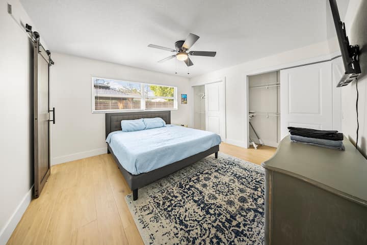 Glavna spavaća soba s bračnim krevetom, dva zračna madraca, potrepštinama za bebe, Smart TV-om i vlastitom kupaonicom. 