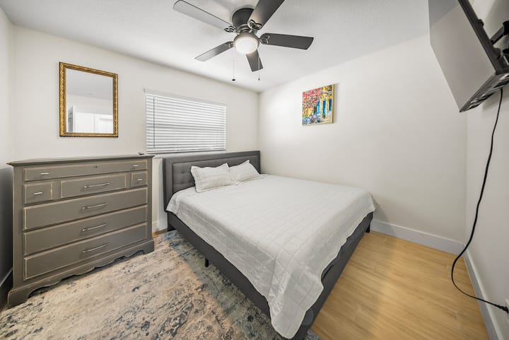 Spavaća soba br. 2 s bračnim krevetom, pametnim televizorom, komodom i prostranim ormarom.