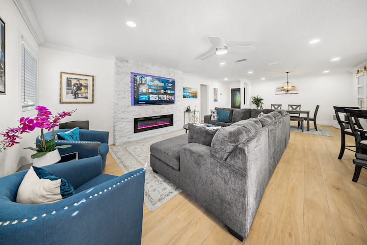 Opustite se i uživajte u ovom velikom dnevnom boravku. U prostoru se nalazi pametni televizor, Bluetooth sustav za surround zvuk, električni kamin koji mijenja boje, društvene igre i stroj za sreću!