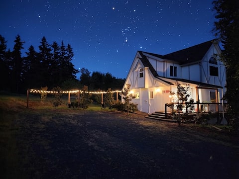 Modern TUDOR -HOT TUB- 20 Acre Very Close to Falls