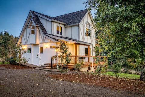 Modern Tudor- HOT TUB! Waterfalls, Wildlife, Wine!