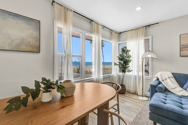 BEACH-FRONT | OCEAN VIEWS | LUXE Spacious 2-BED gallery image 2