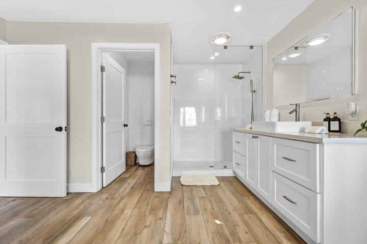 BEACH-FRONT | OCEAN VIEWS | LUXE Spacious 2-BED gallery image 5