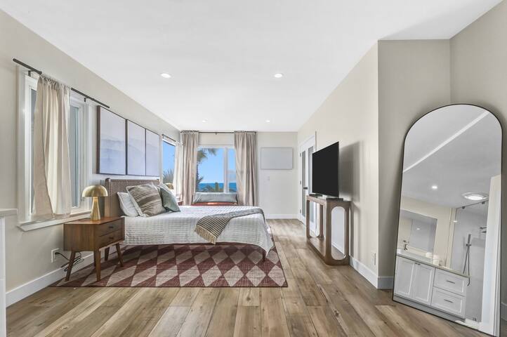 BEACH-FRONT | OCEAN VIEWS | LUXE Spacious 2-BED gallery image 3