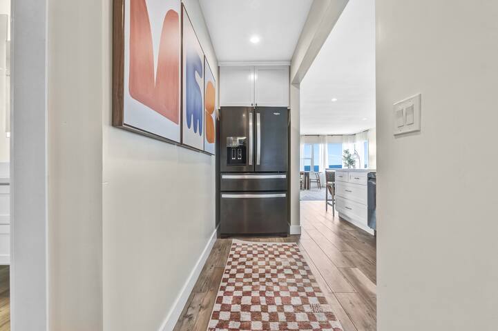 BEACH-FRONT | OCEAN VIEWS | LUXE Spacious 2-BED gallery image 4