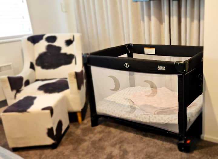 Cuna portátil bajo petición. También tenemos juguetes, bañera para bebés y silla alta para que no tengas que empacar la casa. Solo vengan y nosotros podemos encargarnos del resto.