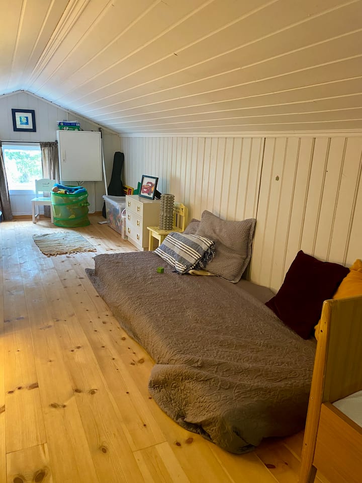 El loft es un espacio para niños y jóvenes, con 2 camas y 2 colchones, juegos, juguetes, una televisión con películas y un interruptor Nintendo con carrito mario. 