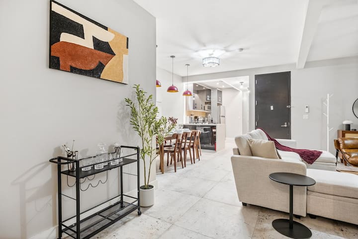 Mid-Century Stay: 5BR and 5 Baths w/ PS5 & Laundry