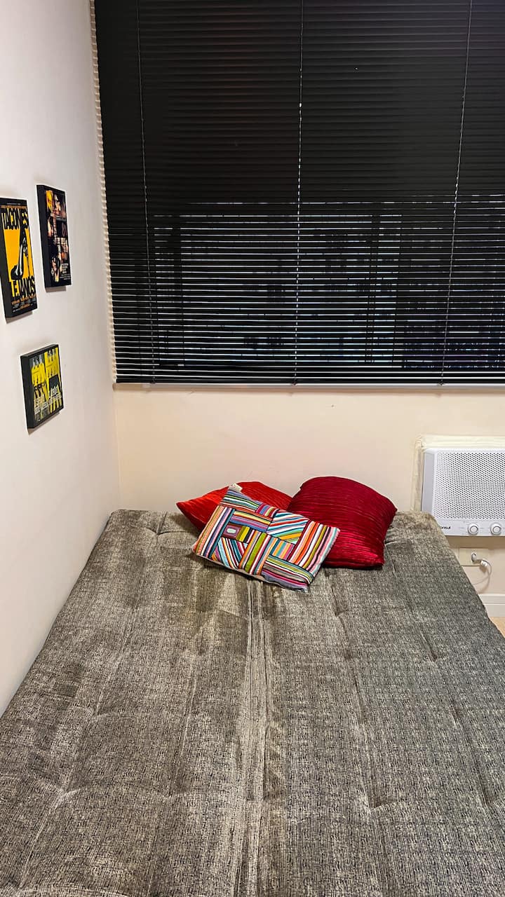 Dvojitá rozkladacia pohovka, otvorená 