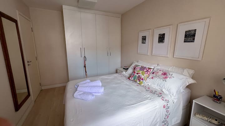 Štvrť s veľkými skrinkami, nástenným zrkadlom, manželskou posteľou s bavlnenou posteľnou bielizňou nad 150 nití, vankúšmi navyše, nočnými stolíkmi a dekoratívnymi rámmi.