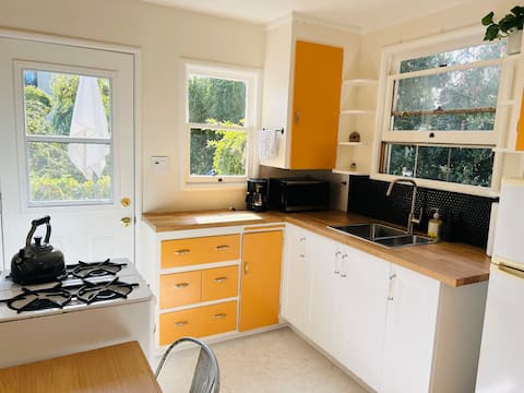Successful Airbnb property: Private sunny studio in Oakland
