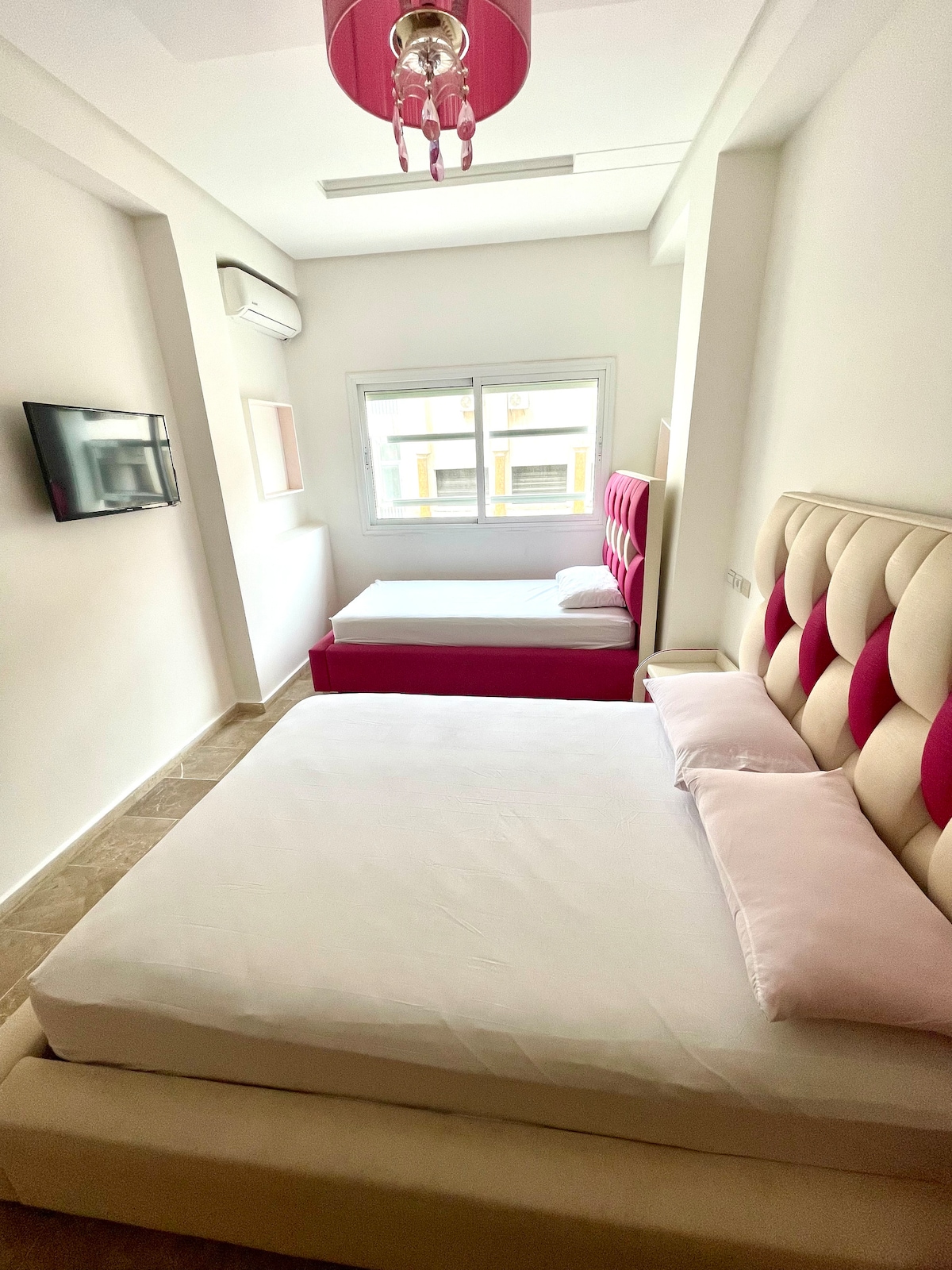 1 cama de 140/200 cm + 1 cama de 100/200 cm
TV con Youtube
Aire acondicionado/ Calefacción