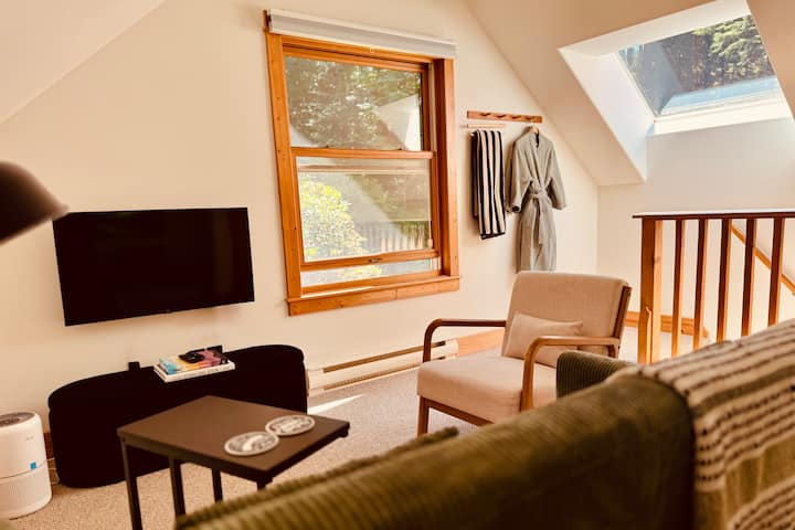 The Forest Cabin & Hot Tub - Salt Spring Island