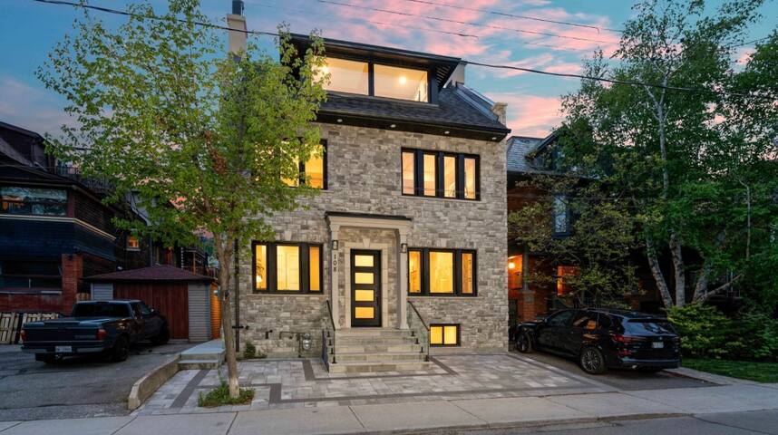 *NEW* 6 BR Luxury Stay Steps Away from Yorkville