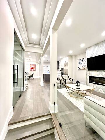 *NEW* 6 BR Luxury Stay Steps Away from Yorkville gallery image 5