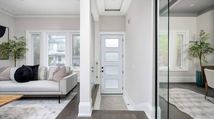 *NEW* 6 BR Luxury Stay Steps Away from Yorkville gallery image 4