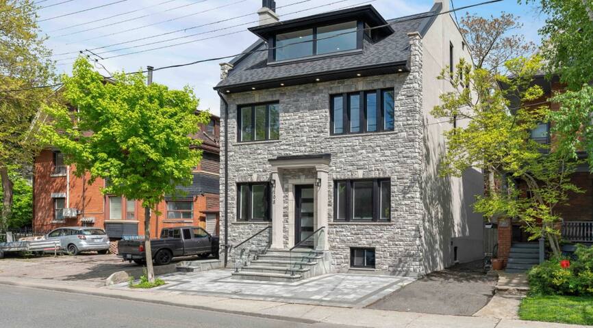 *NEW* 6 BR Luxury Stay Steps Away from Yorkville gallery image 3