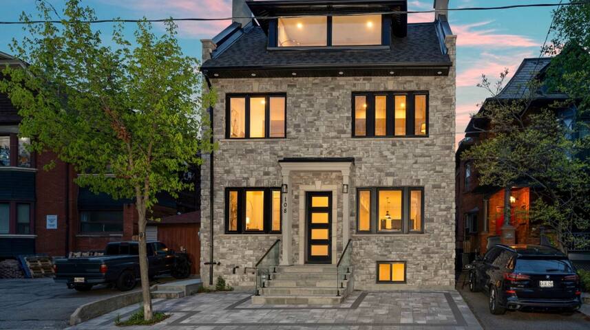 *NEW* 6 BR Luxury Stay Steps Away from Yorkville gallery image 2