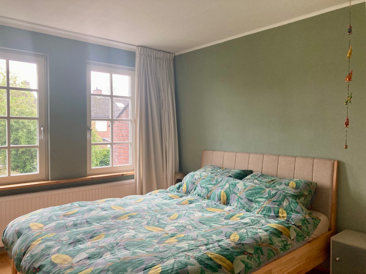 ห้องนอนใหญ่พร้อมเตียงคู่