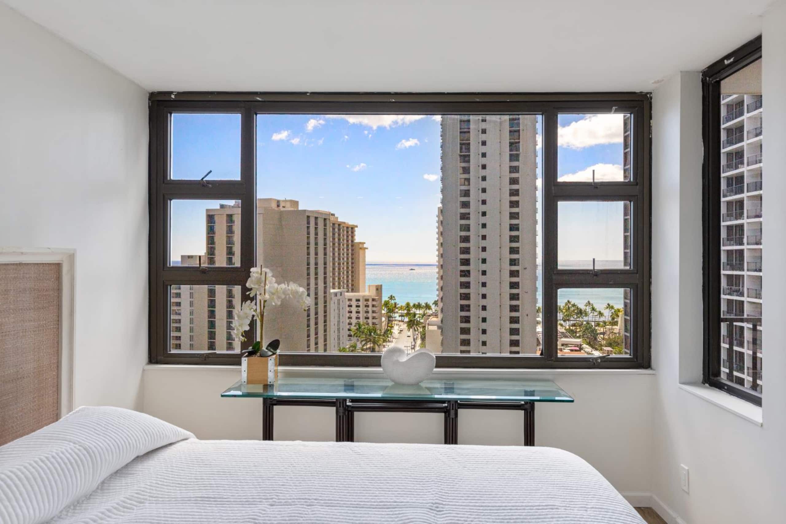 Condo in Honolulu · ★4.73 · 1 bedroom · 3 beds · 1 private bath - Image 12